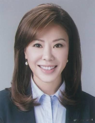 台国民党民意代表李彦秀与丈夫，名门望族之间的强强联合。

李彦秀，1971年12