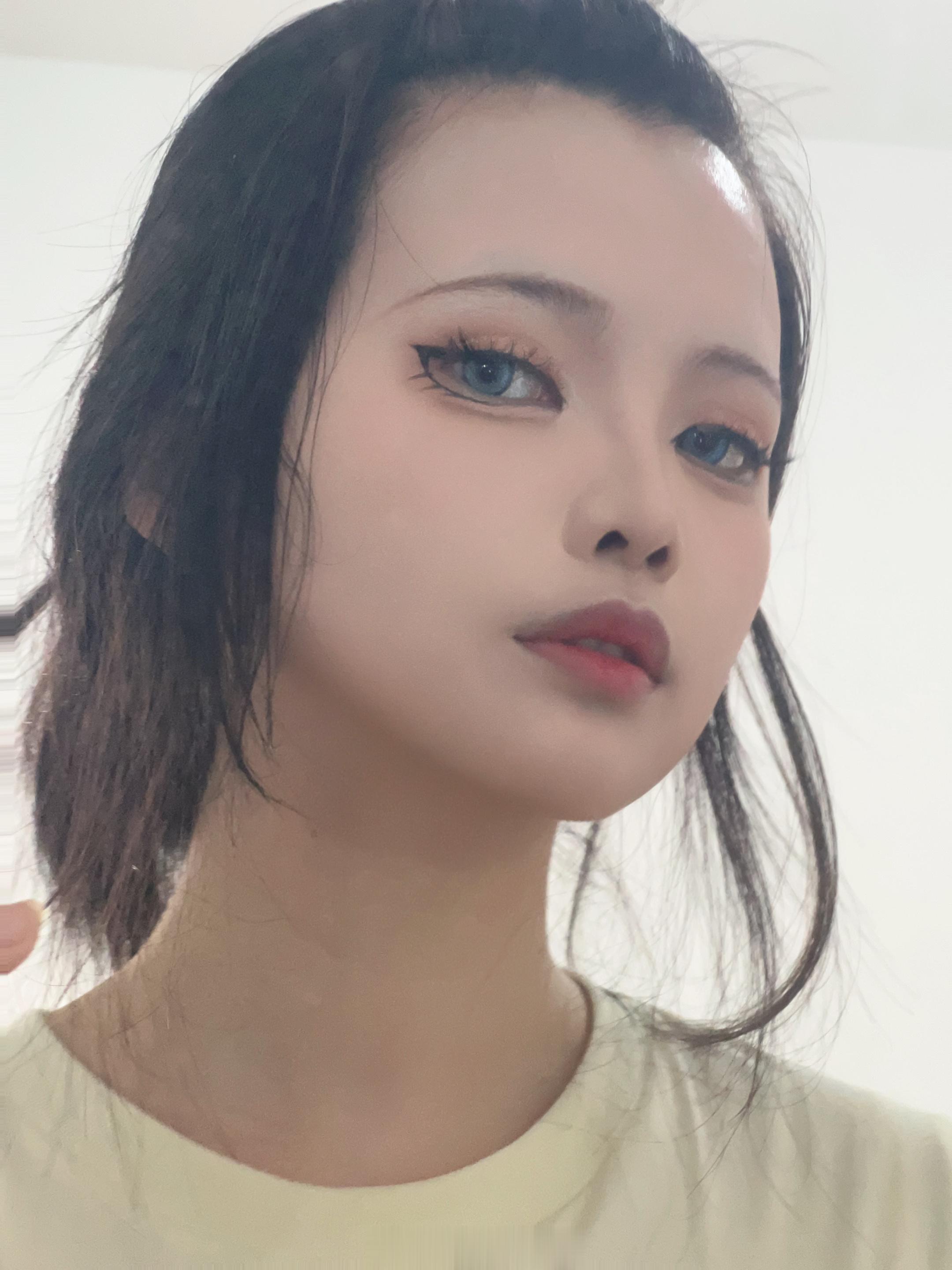 研究妆面研究的好爽有前几年试妆的感觉了从来都没做几次假发都觉得离谱以前剪个刘海都
