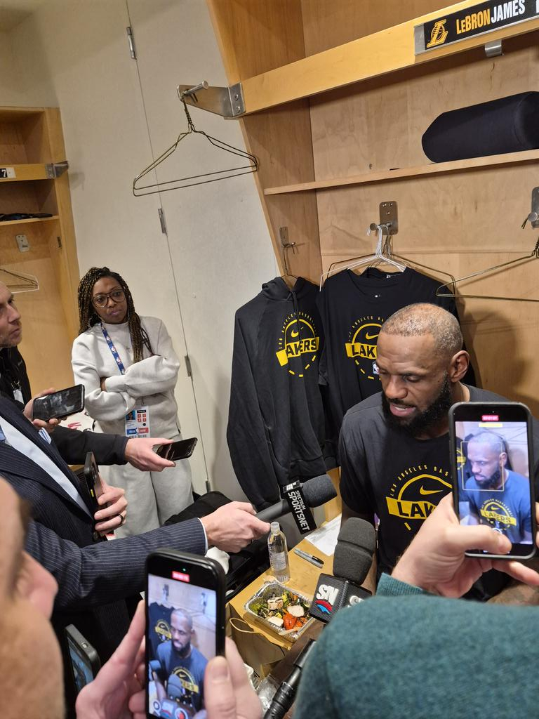 詹姆斯赛后采访感谢了多伦多球迷对自己的支持：“他们太棒了，我非常喜欢，这些球迷真