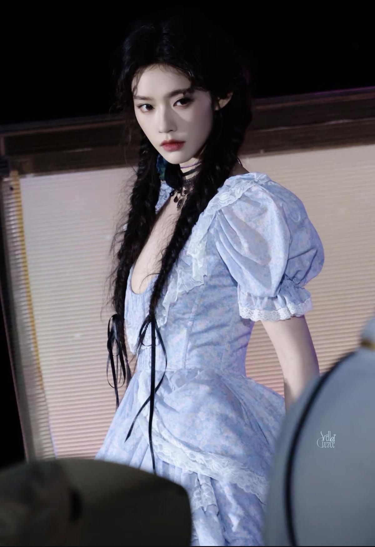  林允的时尚表现力真的绝了，这一身把温柔与叛逆平衡得刚刚好，故事感直接溢出屏幕[