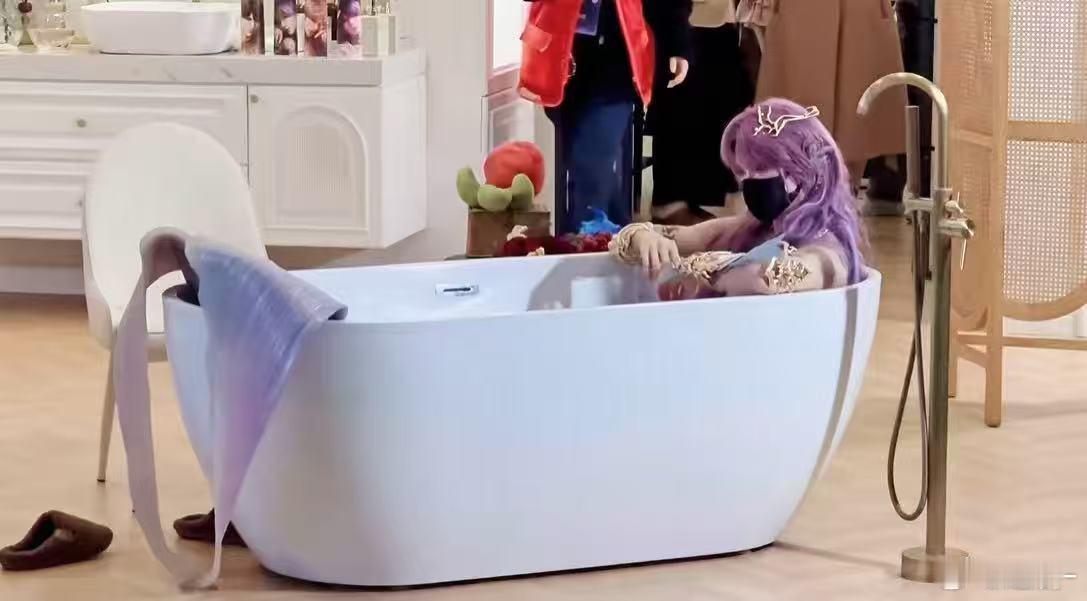 祁煜就这样水灵灵地坐浴缸出来了 祁煜扑闪扑闪的大眼睛居然坐在浴缸里面，果然这一回