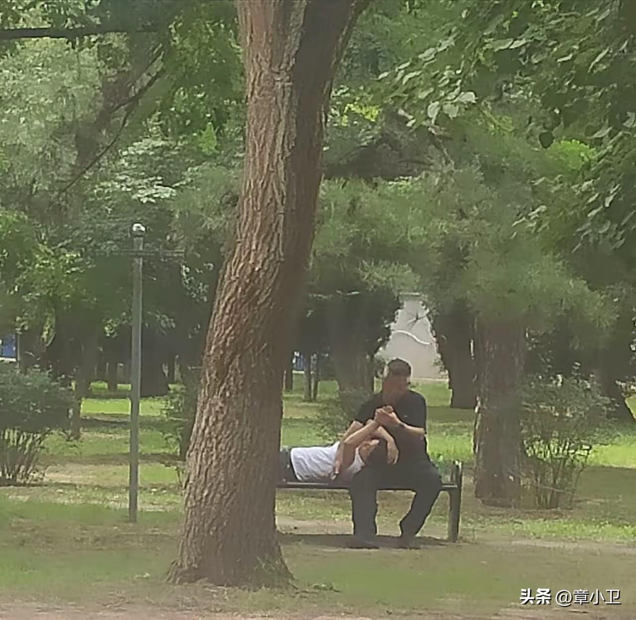 有人说老年人在公园秀恩爱有伤大雅，网友说：老年人也有表达爱意的权利，秀恩爱无可厚