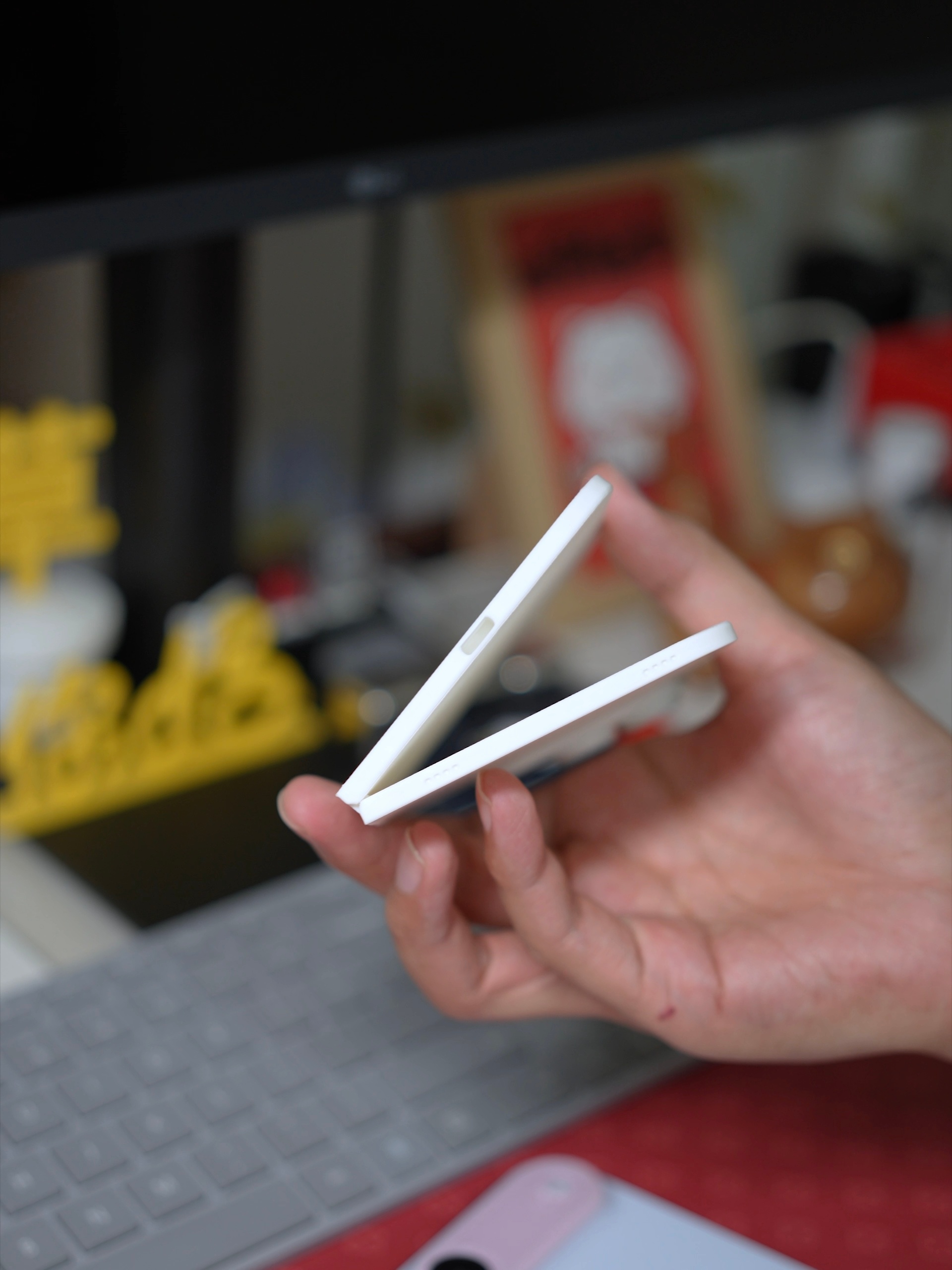iPhone Fold（iPhone Ultra）的几个细节：1、折叠态手感比较