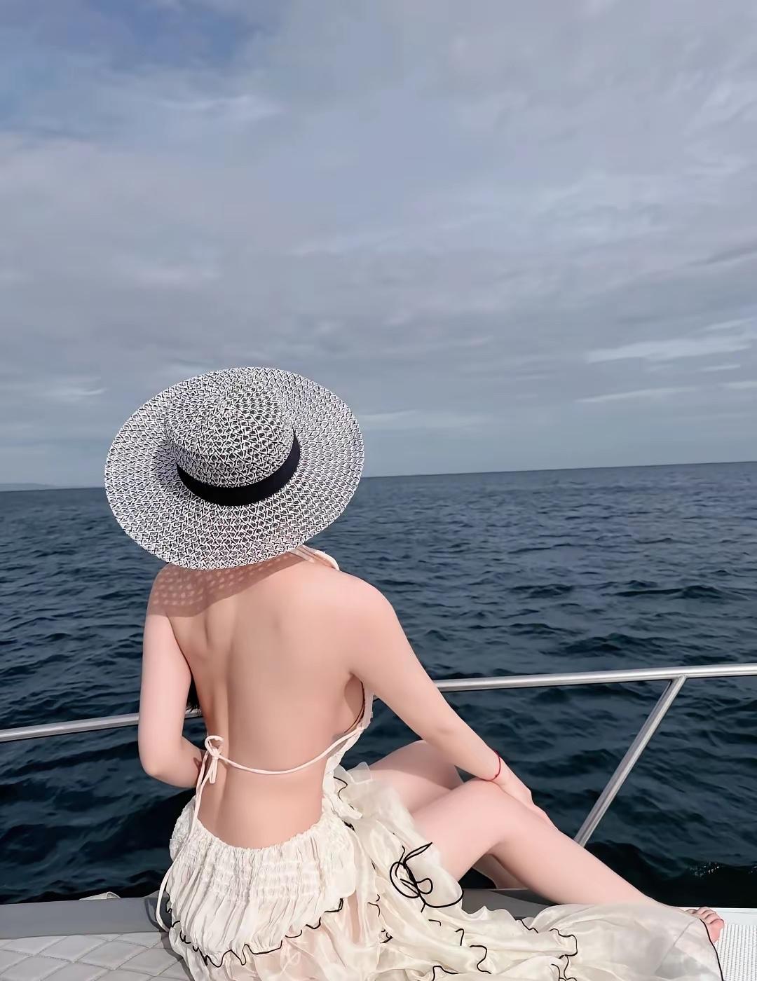 《舟中闲意》

云垂碧海意悠悠，
素袂轻飏逐浪流。
暂把尘缨抛棹外，
一襟风露满