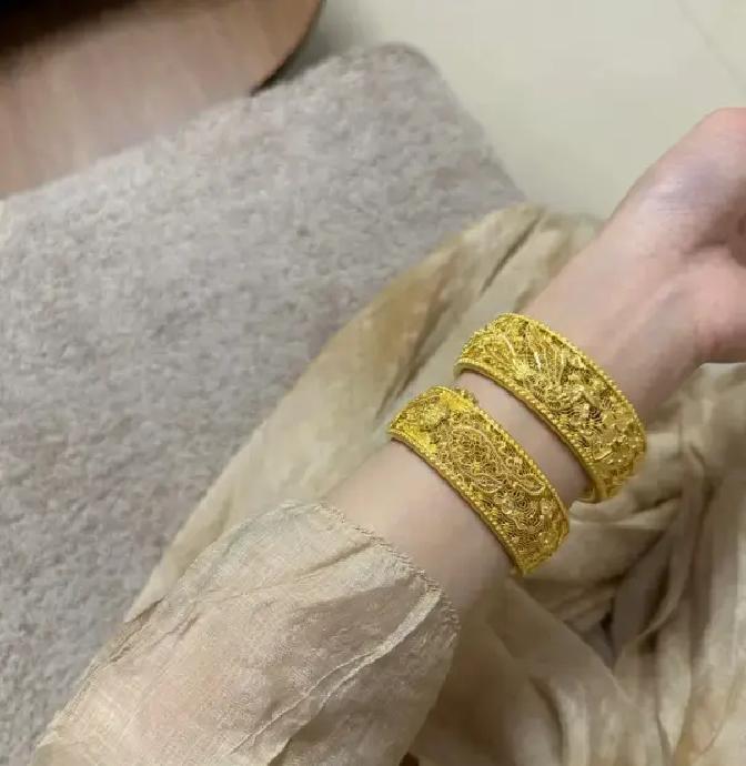最近金价又创新高，黄金饰品成了热门话题。许多人发现，龙凤镯子这类金饰不只闪亮好还