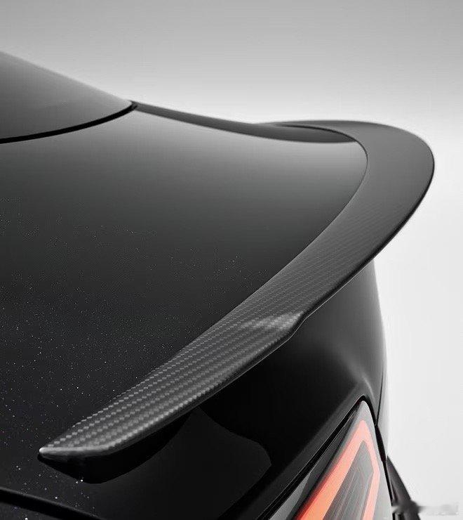 特斯拉新款model s plaid的尾翼跟焕新Model 3 Performa