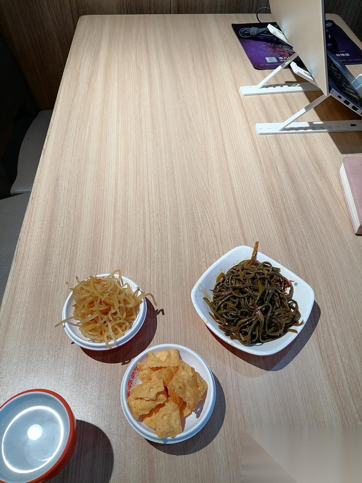 小店的店员，以后都不会再让我办卡了，因为我用了一招，谁也没想到。
今晚，我又到了