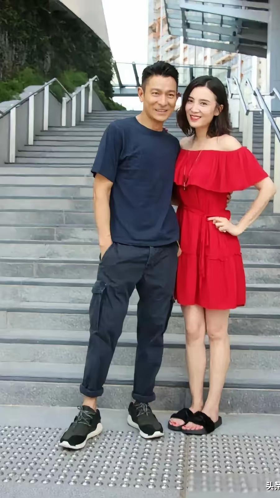 两位明星同框照
你们认识吗？
我只认识其中一位，他就是刘德华，他年轻的时候很帅气