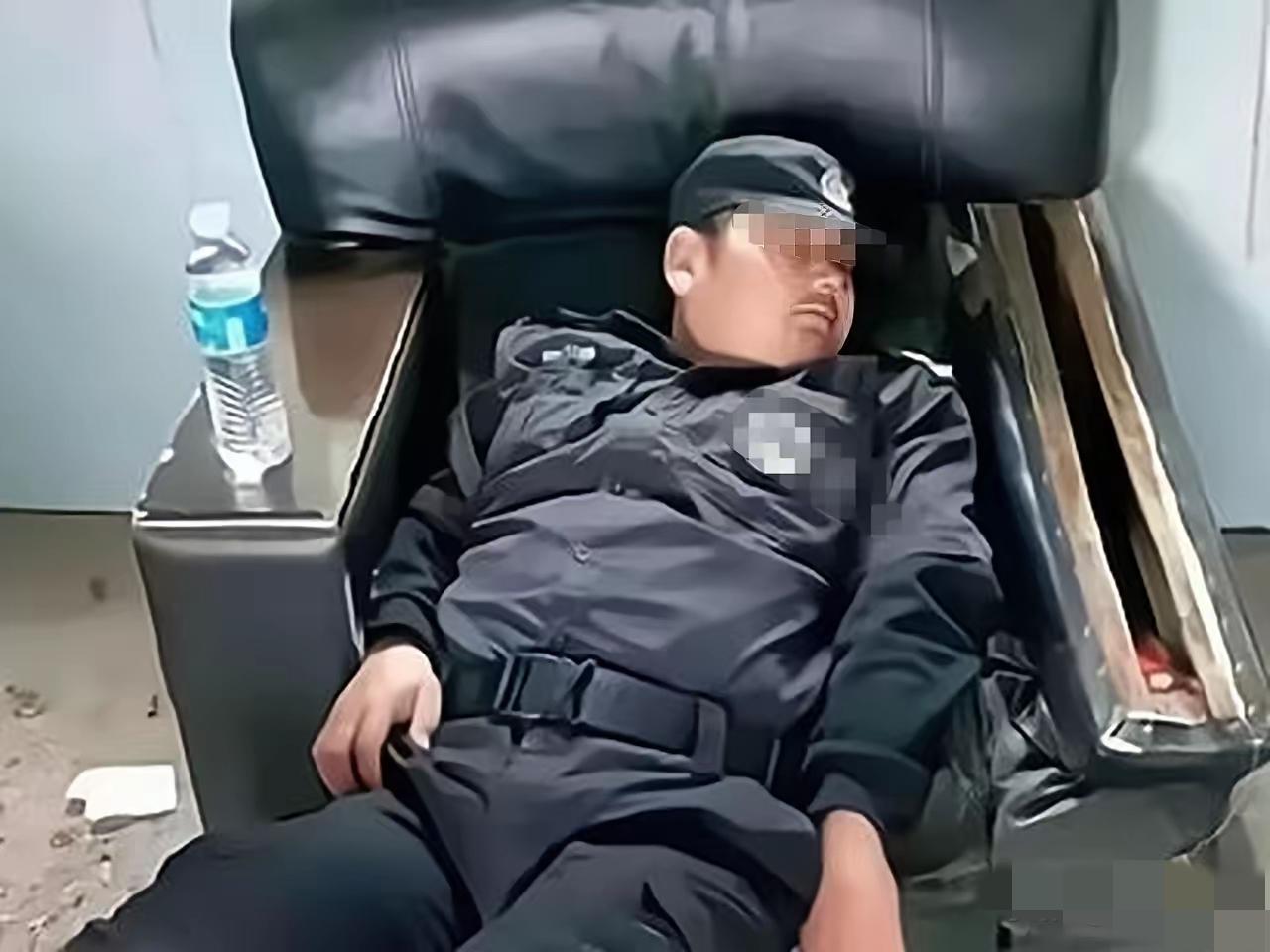 内蒙古，一73岁大妈，在儿子陪同下去银行取钱，她坐在L形沙发上休息，保安大白天，