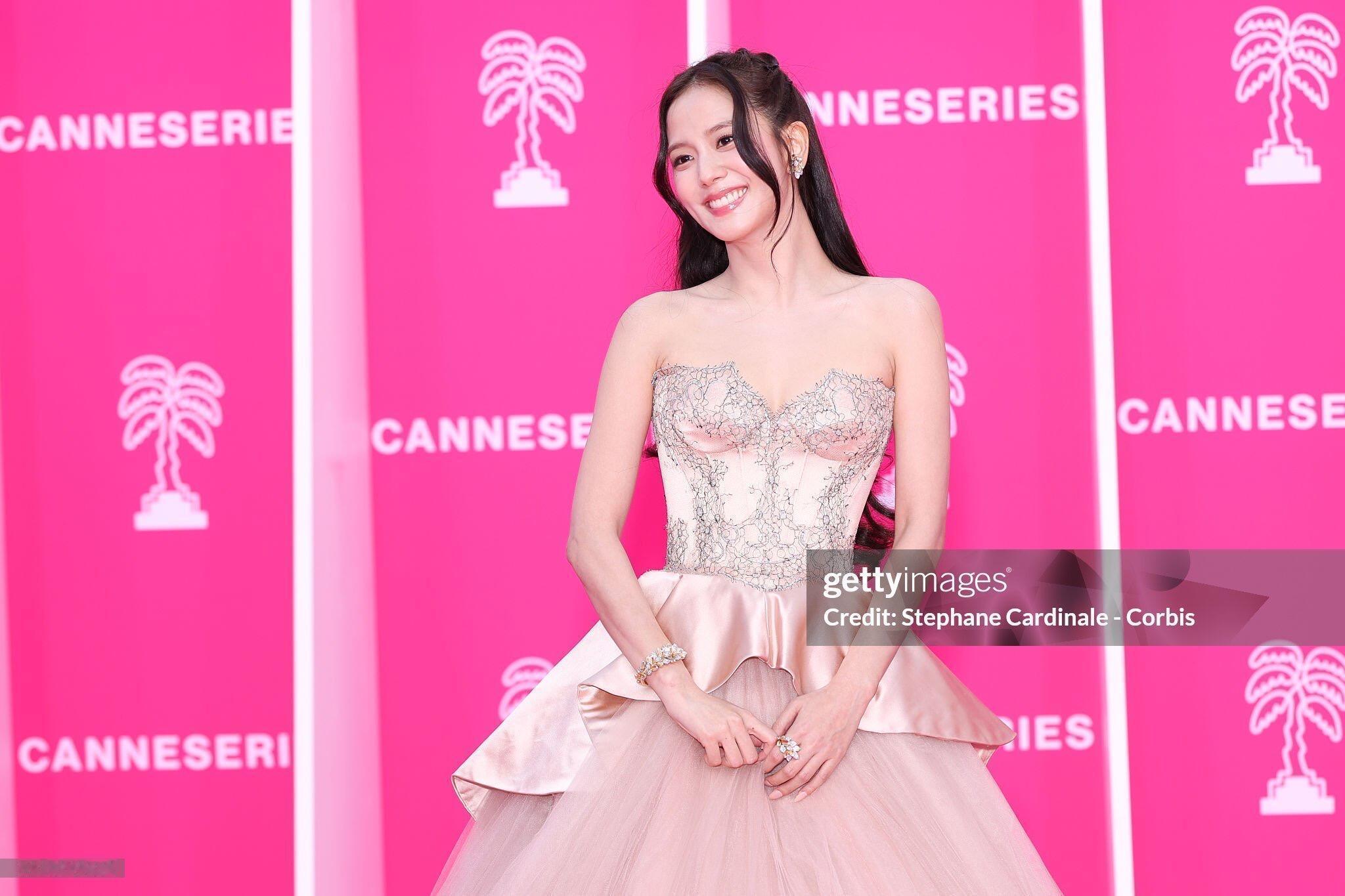 JISOO出席戛纳国际电视剧节G社生图，完全拿捏美貌金智秀