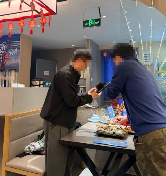 《探店博主“拍完就扔”，一桌菜直接进泔水桶！网友怒了：这是探店还是探“浪费”？》