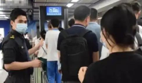 “穷疯了？”广州男子乘坐地铁过安检，被工作人员要求喝一口携带的瓶装水。可男子喝完