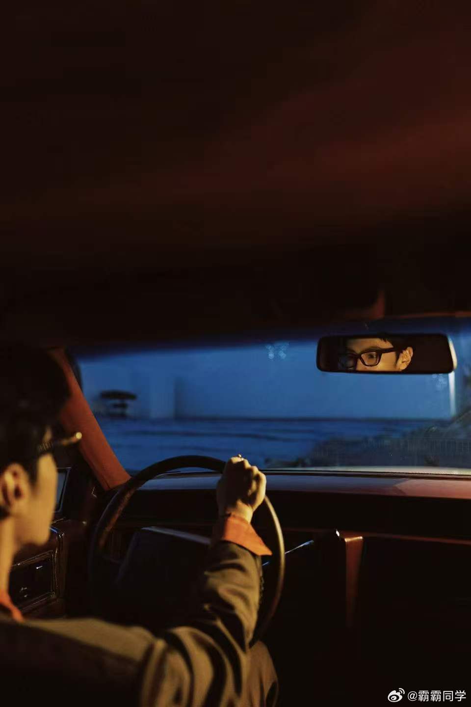 陈哲远是薄底皮鞋有救了 就冲这双薄底皮鞋，陈哲远的复古造型直接封神，氛围感和精致