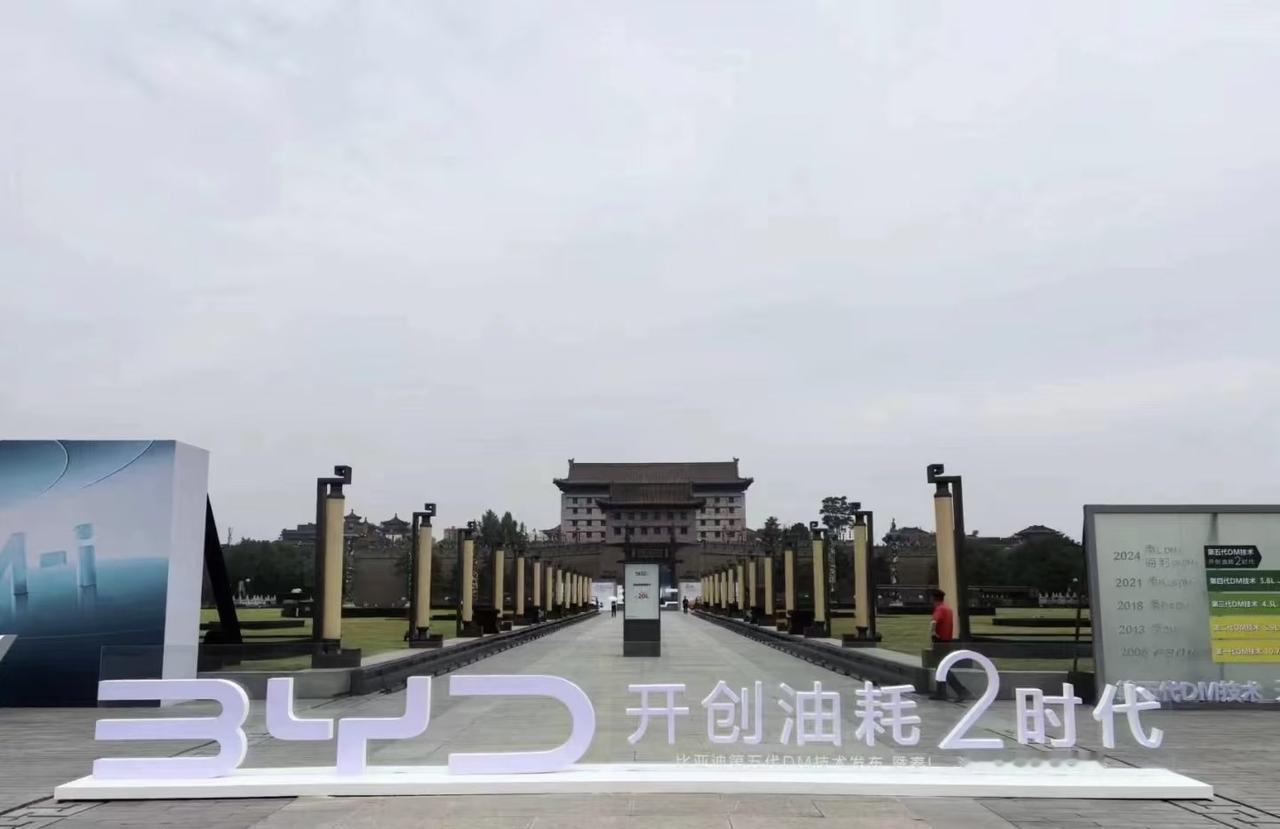 友商到底跟不跟？2.6L油耗背后是比亚迪DM5的"学霸"逻辑，这还让对手怎么追？