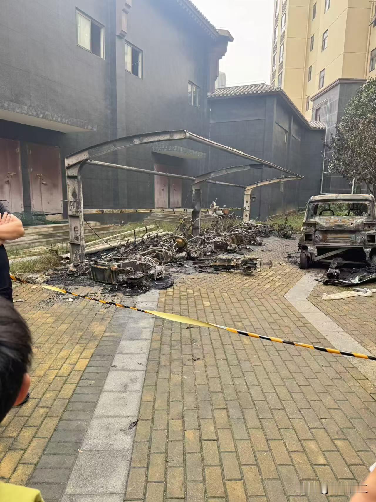 之前小区车棚出过一次充电起火事故，12辆电瓶车全烧得只剩铁架，最后是靠消防的痕迹