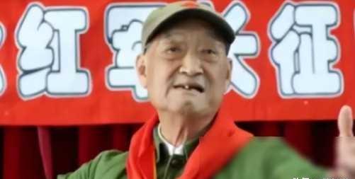 1979年，一位老人为了证明自己红军战士身份，来到北京找当年的政治部主任，但由于