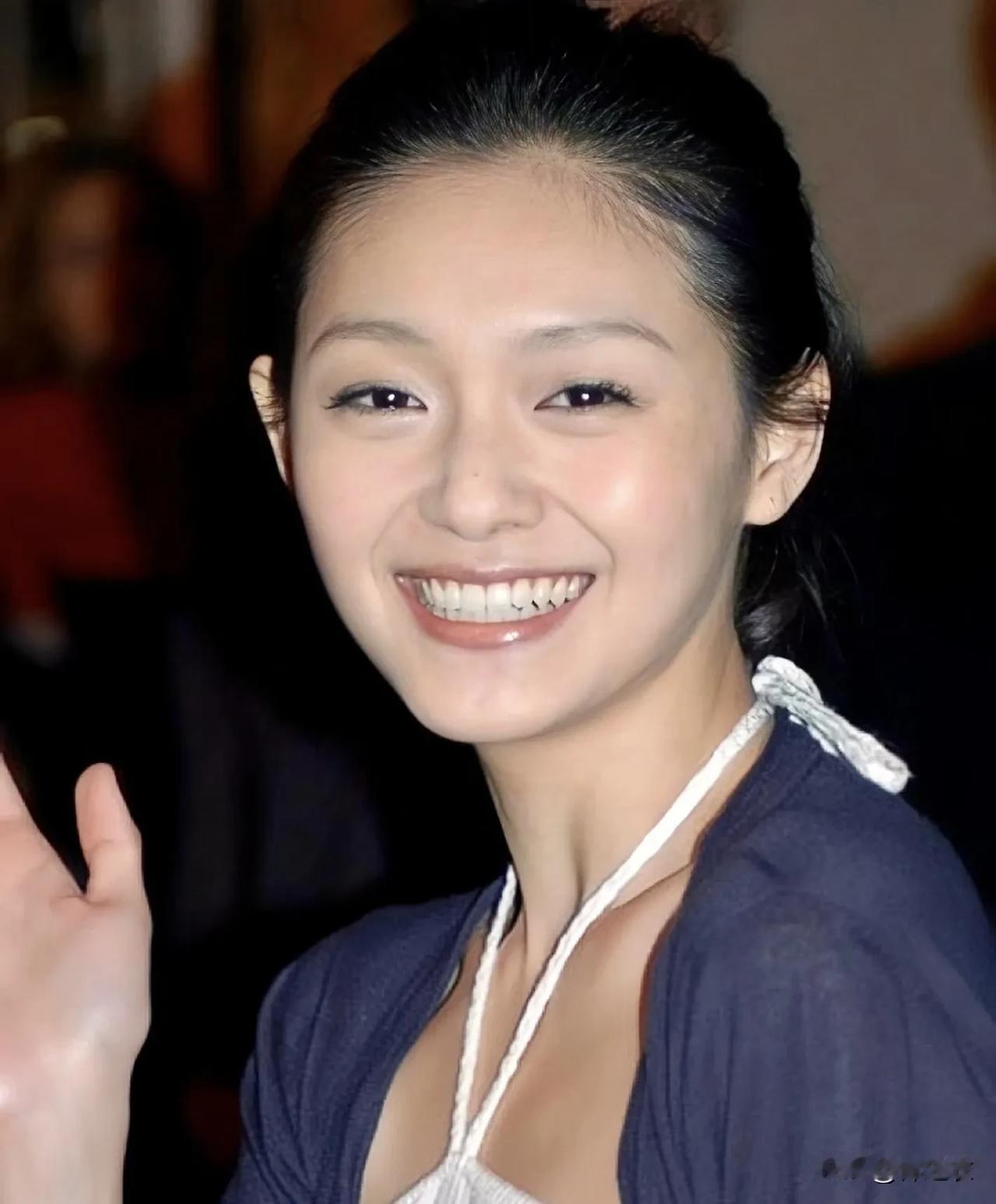 全家人都跟徐熙媛示弱，因此她学不会示弱，因为她示弱就意味着都活不下去，所以强撑成
