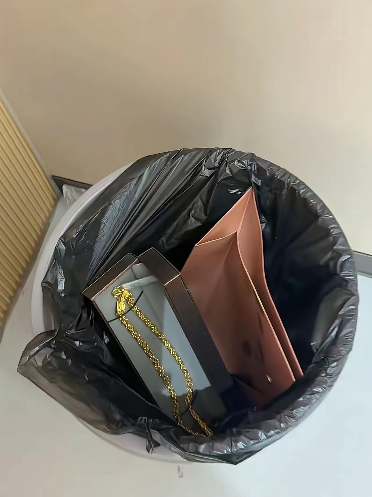 湖北这名妻子的处理方式，在网上引发不少热议。

丈夫收到第三者送的黄金项链，不敢