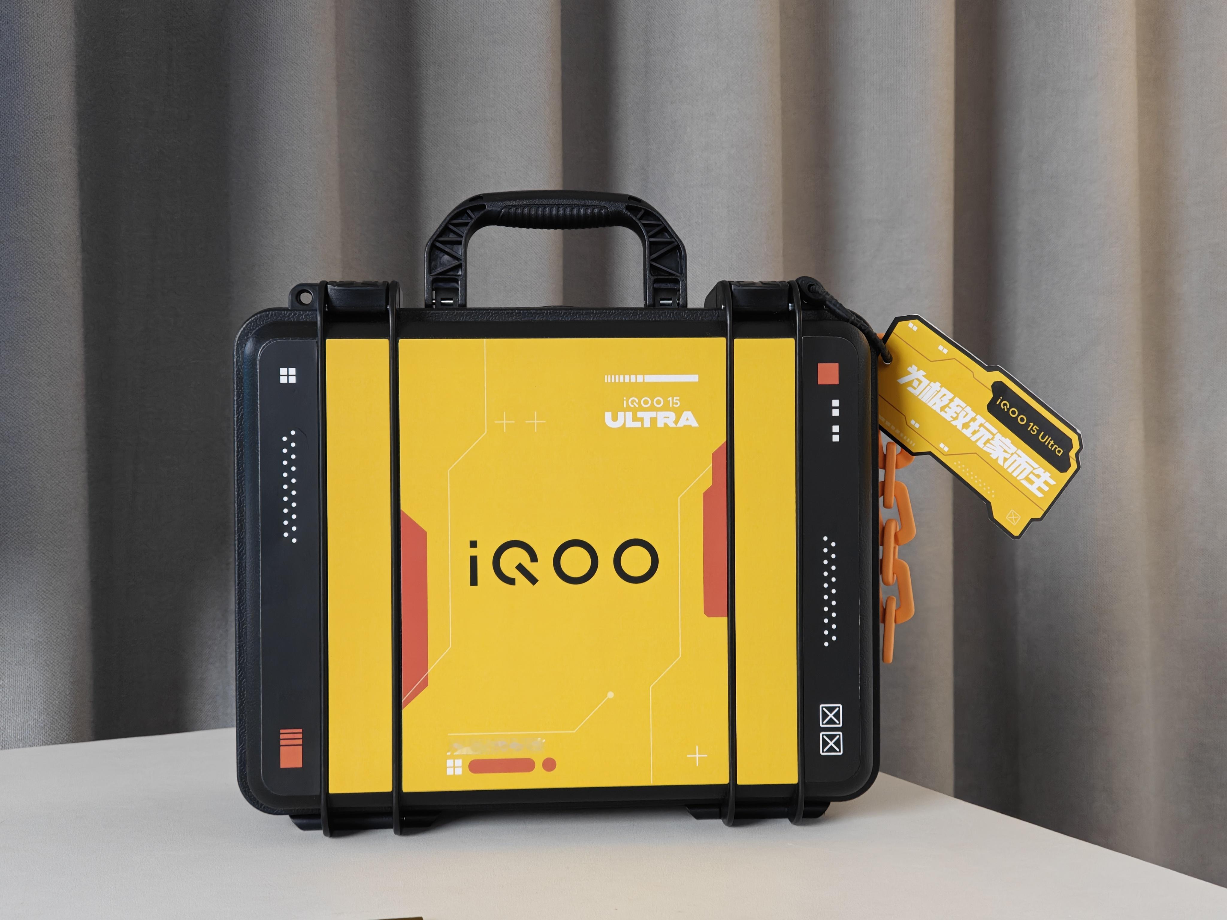 收到了iQOO15 Ultra的邀请函，原来是直播套装！有三脚架、补光灯、麦克风