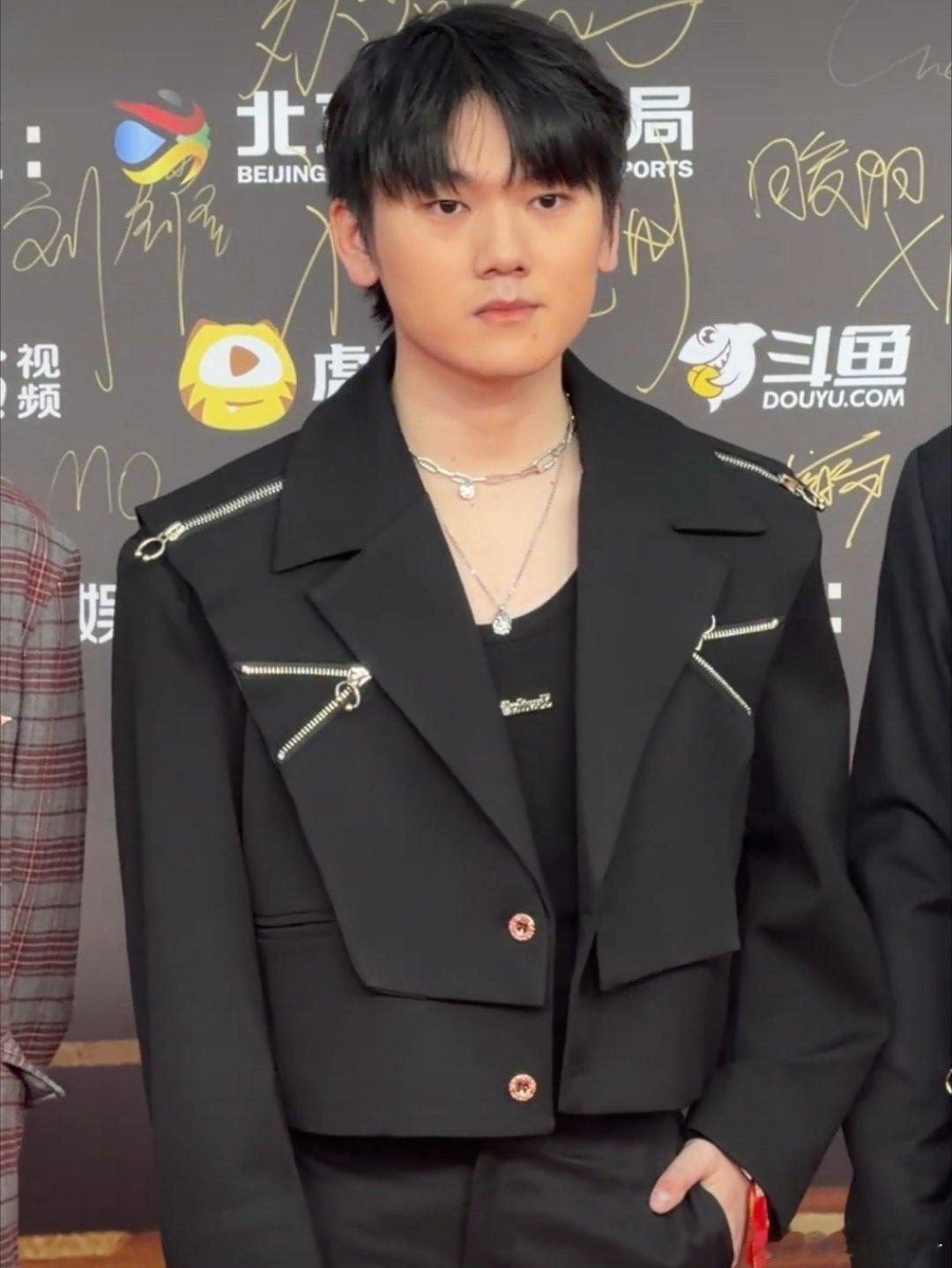 咋给哥哥脸抹的焦黄