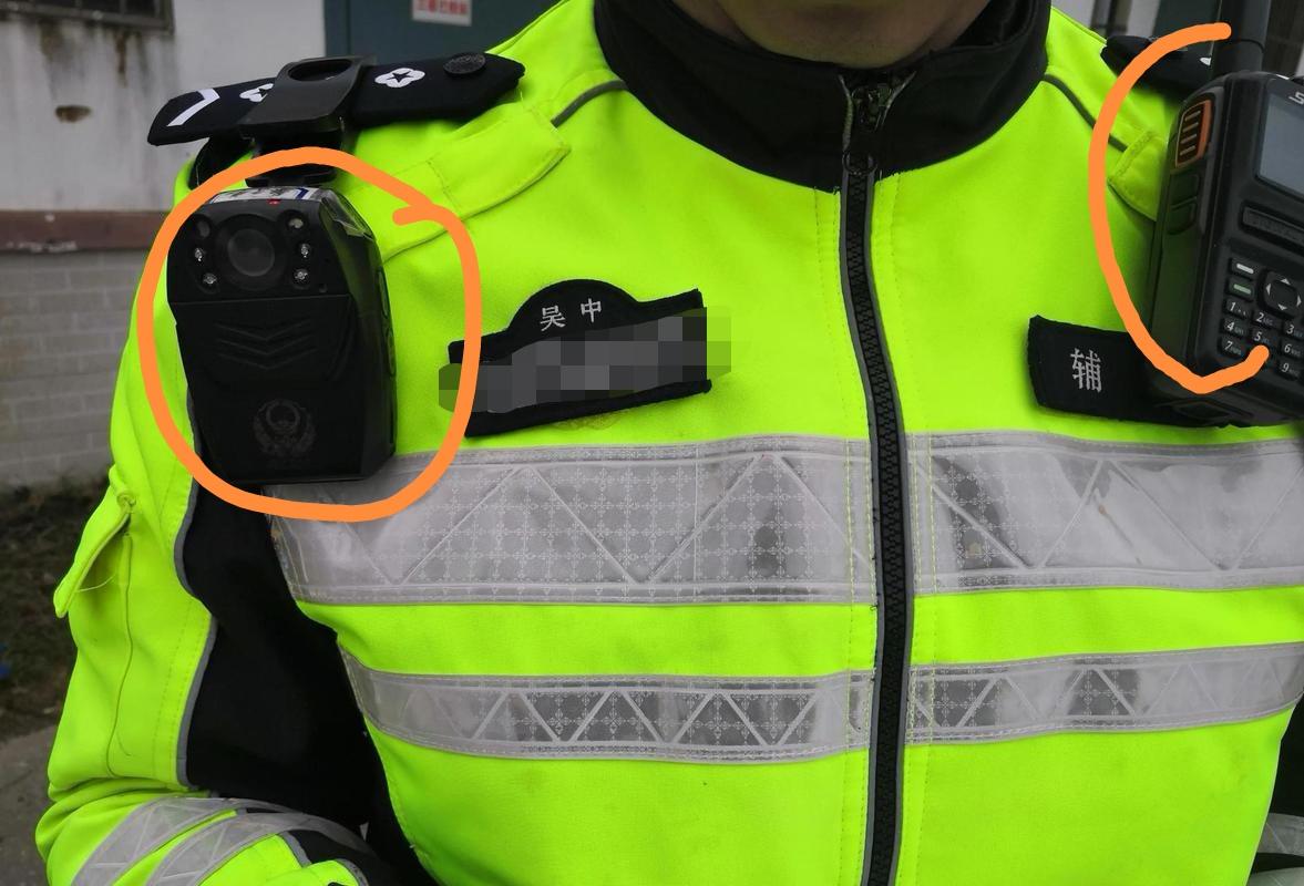 勤务辅警执勤三大神器：

1，荧光背心
增强白天和夜间的视觉辨识度，便于群众快速