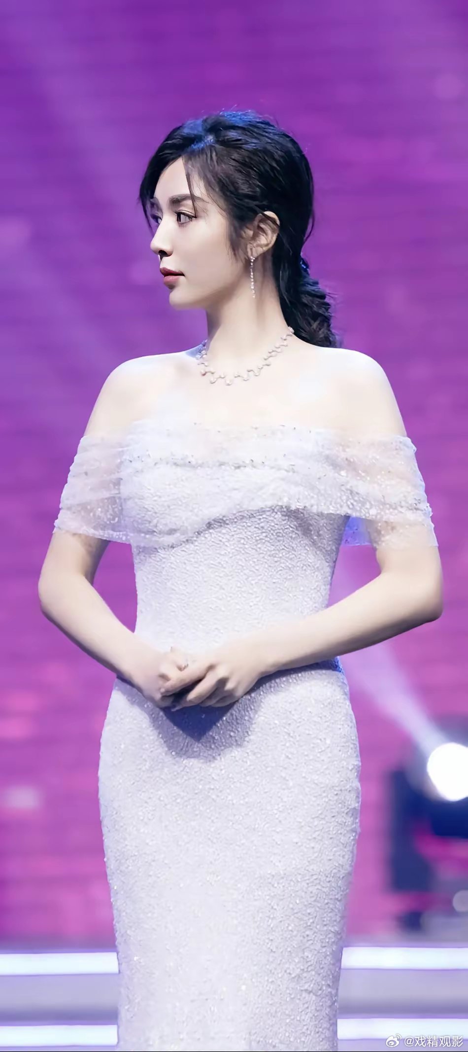 这个姑娘曾经和张嘉译拍感情戏，其中有吻戏近百场，把张嘉译吓的不敢接戏了。后来张嘉