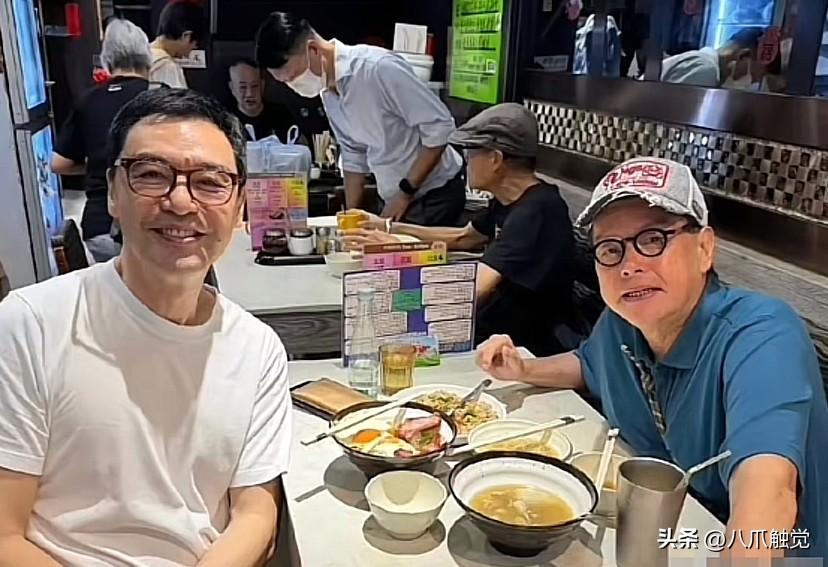 香港明星谭咏麟外地探亲看世界杯返港，第一时间约老友钟镇涛到茶餐厅吃云吞面、叉蛋面