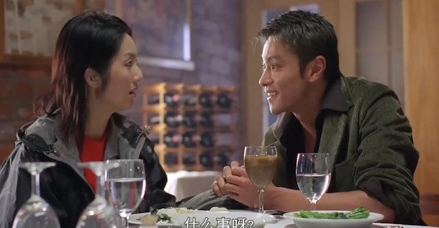 现年49岁的黄浩然靓仔大只又有型，当年拍电影《新扎师妹》饰演警员「剑雄」，与杨千