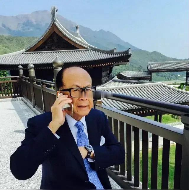 李嘉诚基金会从来不向社会募捐，都是自己掏腰包，2025年香港大火李嘉诚基金会直接