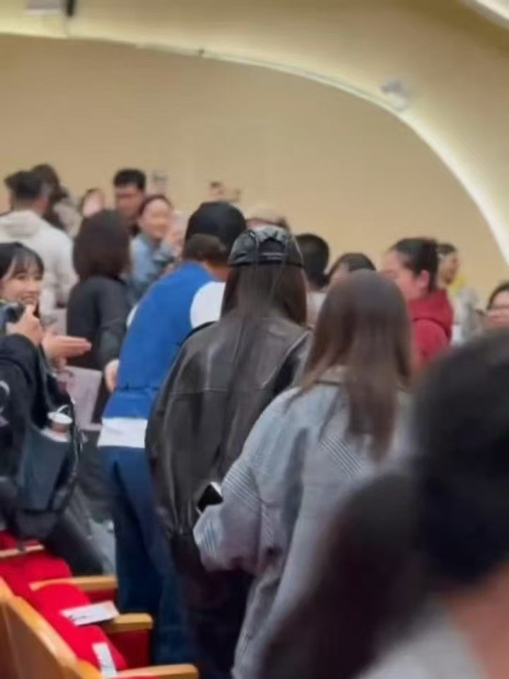 angelababy邓超现身陈赫话剧angelababy邓超去了陈赫话剧哇！ 记