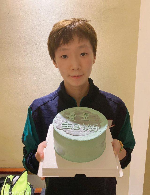 WTT发文为王曼昱庆生  王家贵女诞辰日 曼妙时光福泽长 昱日初升光万丈 一生顺