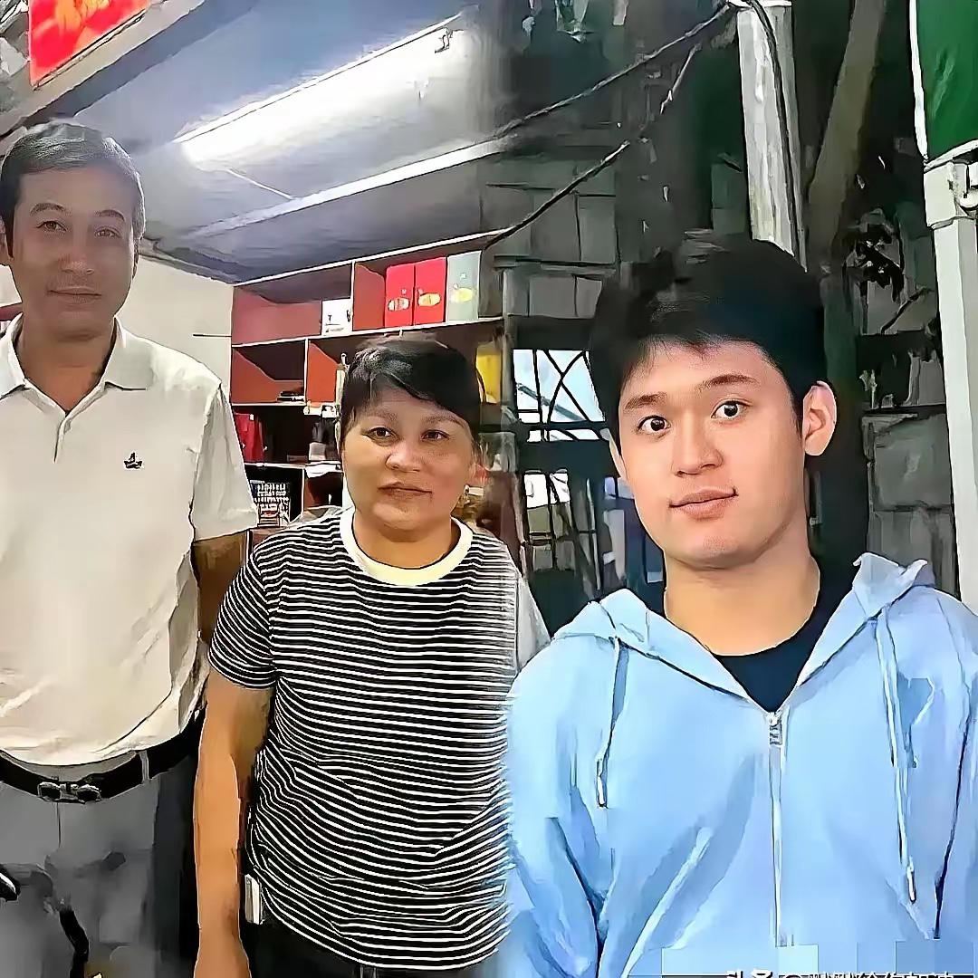 国乒新生代主力林诗栋成长过程中，背后托举的两个重要女人：

1，王海燕（母亲）
