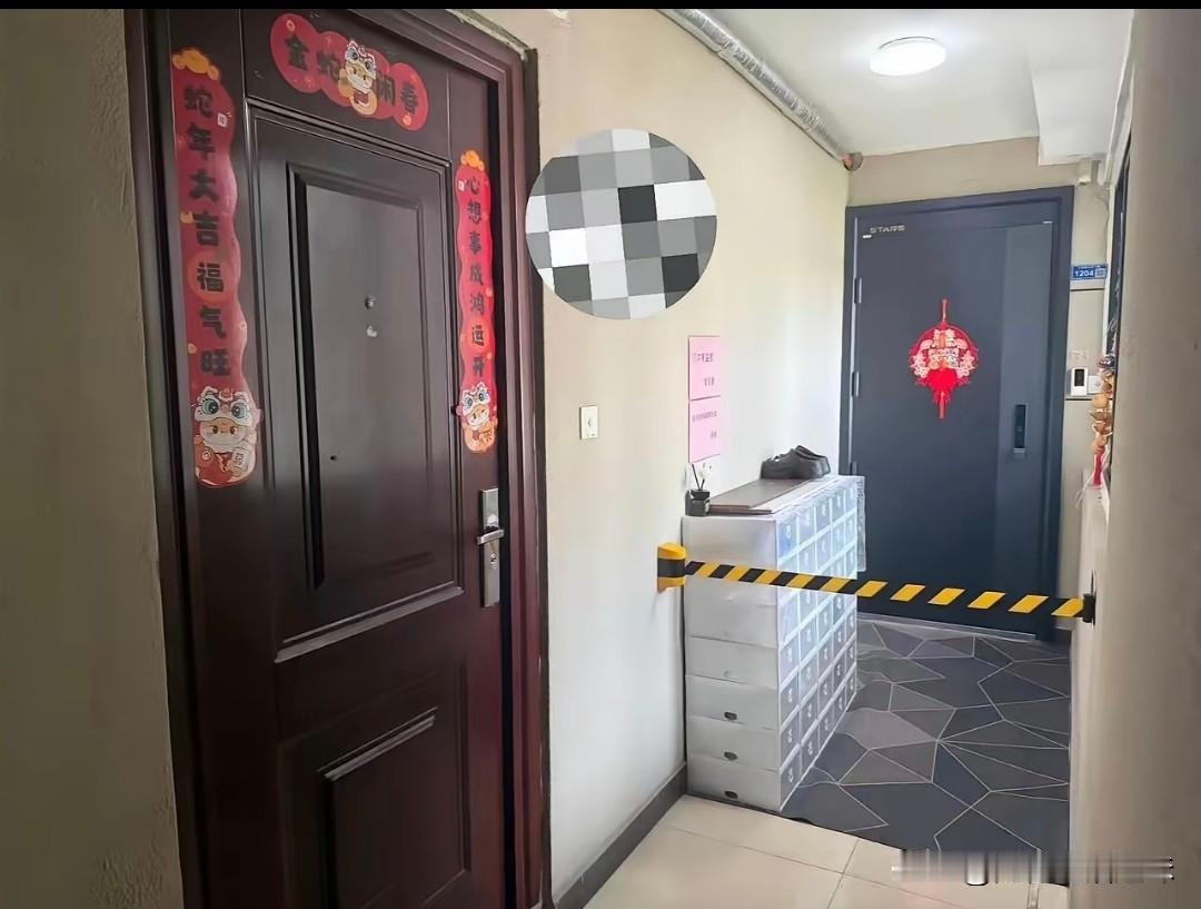 碰到这样的邻居要如何好相处？
大家给出个主意，蓝色门的是邻居家，红色门的是我家，