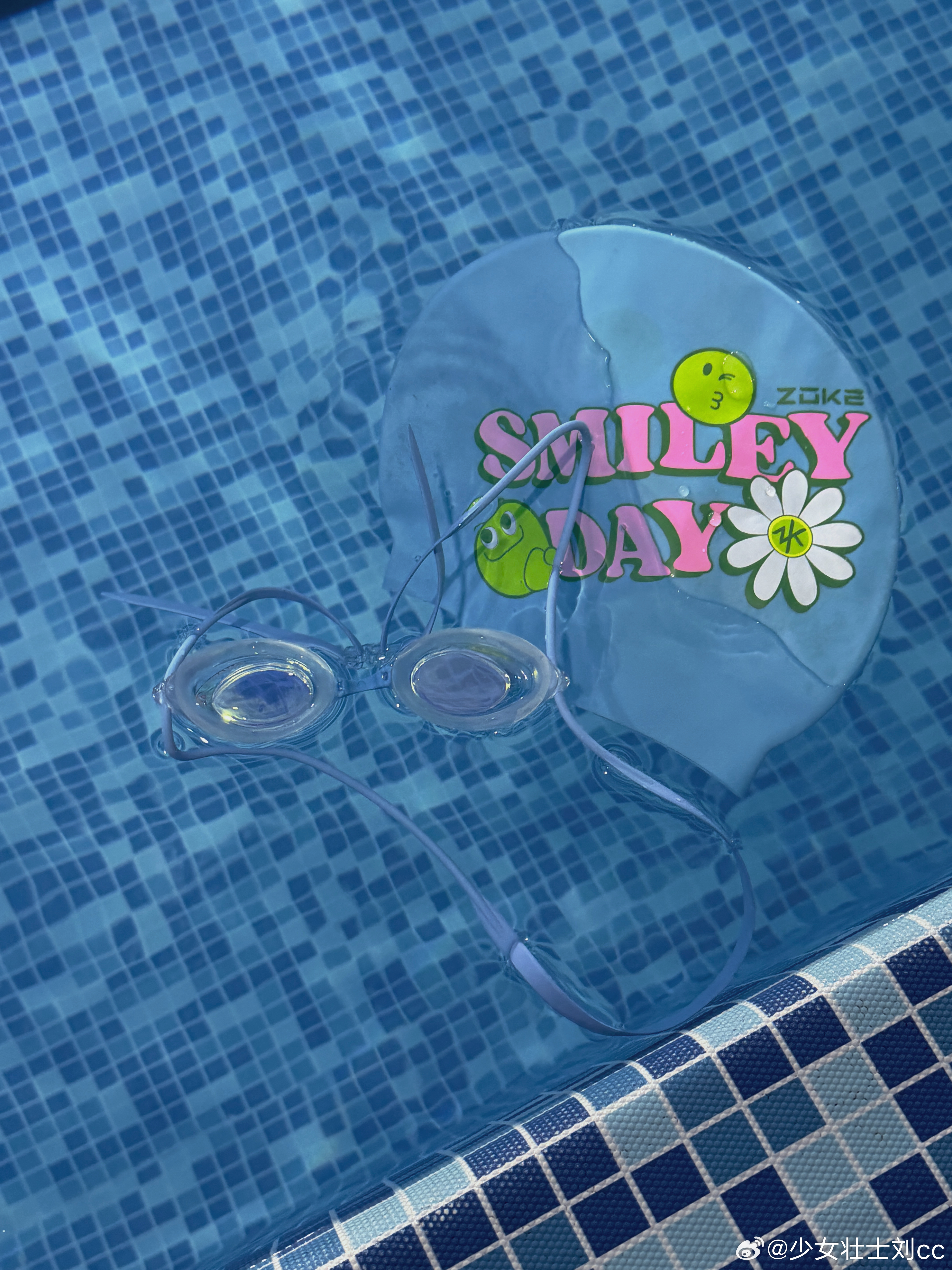 🏊🏻♀️游泳日记1️⃣全方位展示新皮肤🍎感觉自己像一颗红富士。2️⃣今天的