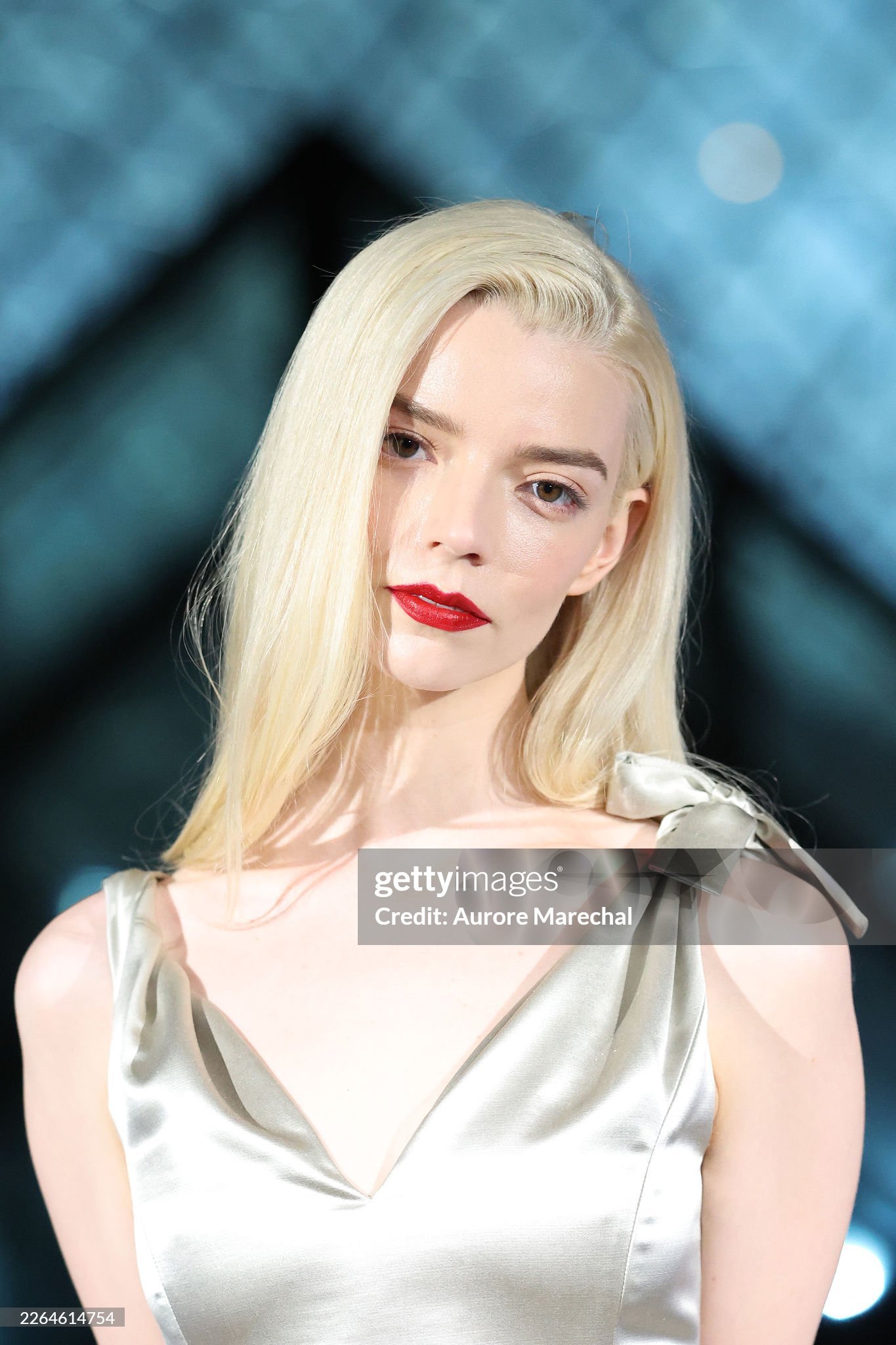 结束 Dior 大秀又转场卢浮宫慈善晚宴的 Anya Taylor-Joy白到发