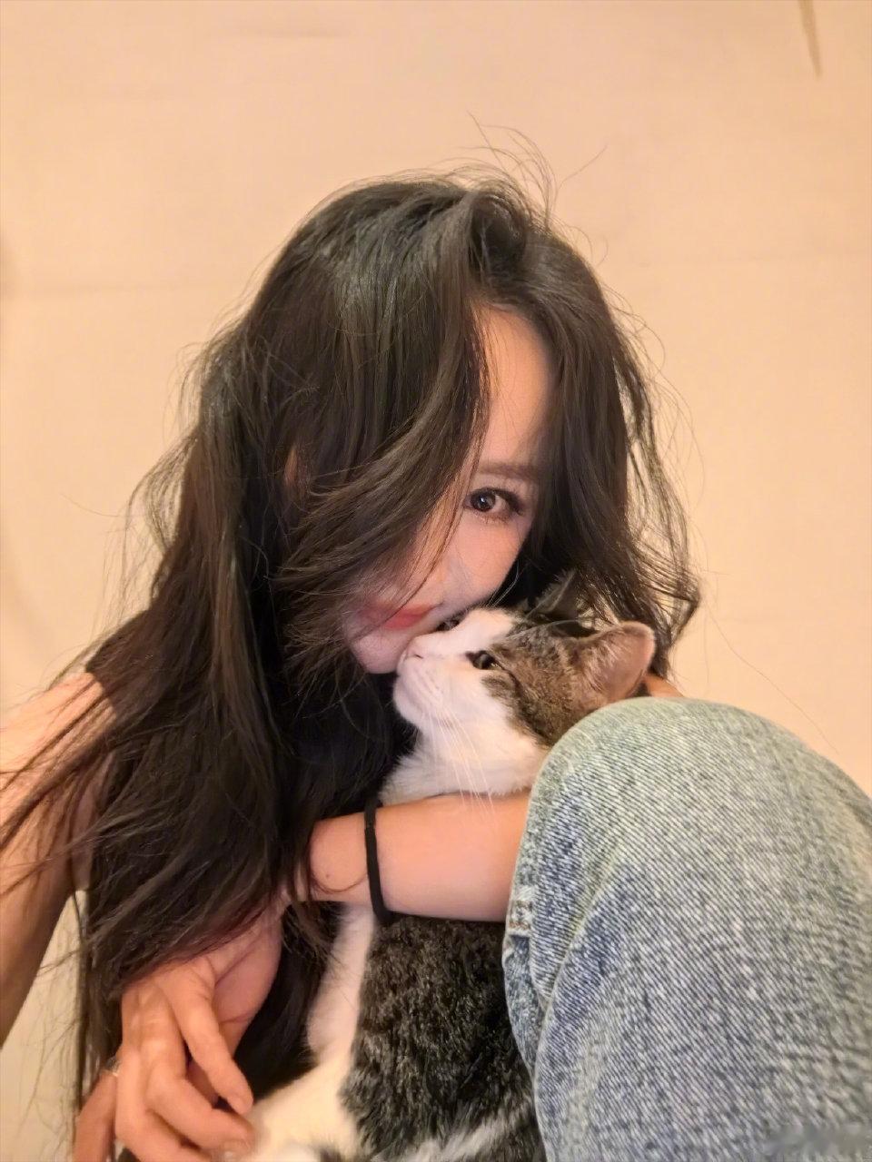 杨幂更新的🤳🏻我是这只猫 ​​​