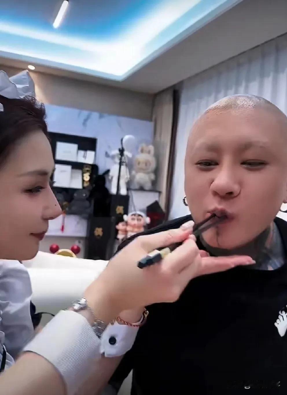 f/z不愿再过穷人乍富、挥金如土的日子！

           今晚f/z在线