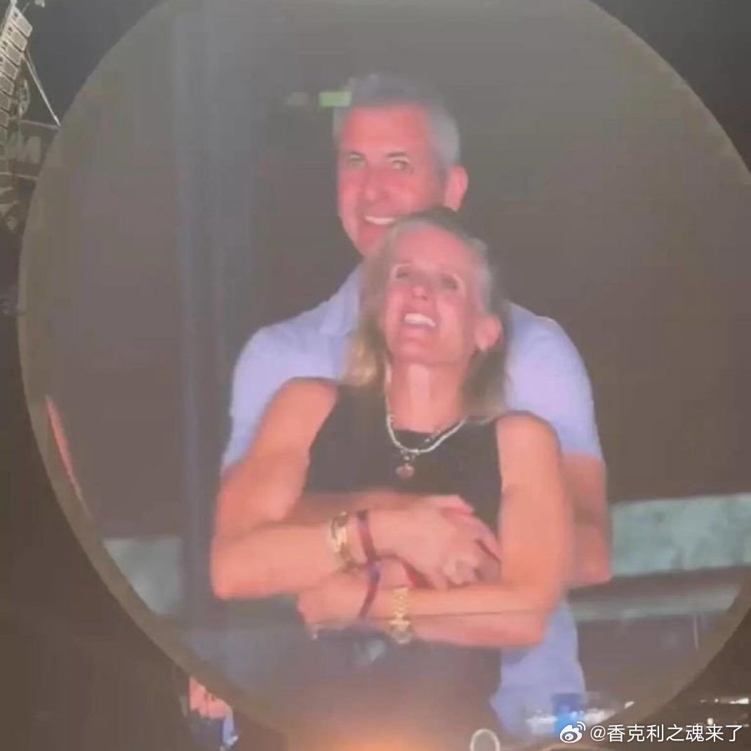 最近挺火的然后就有了一版卡拉格和内维尔的AI版本[允悲] ​​​