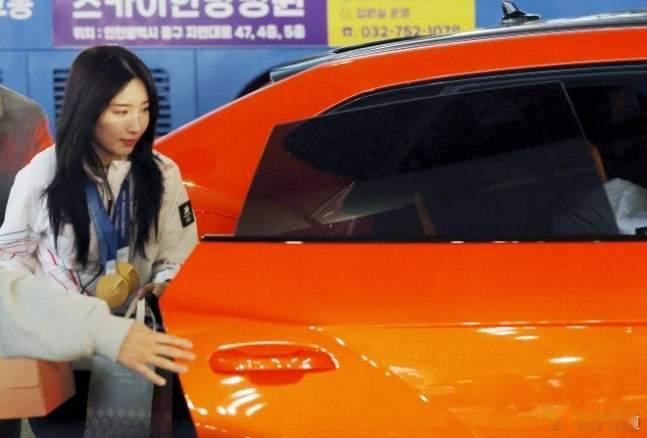 冬奥会短道速滑本届冬奥会韩国代表团MVP金吉莉（金桔里）昨天搭乘兰博基尼回家，她