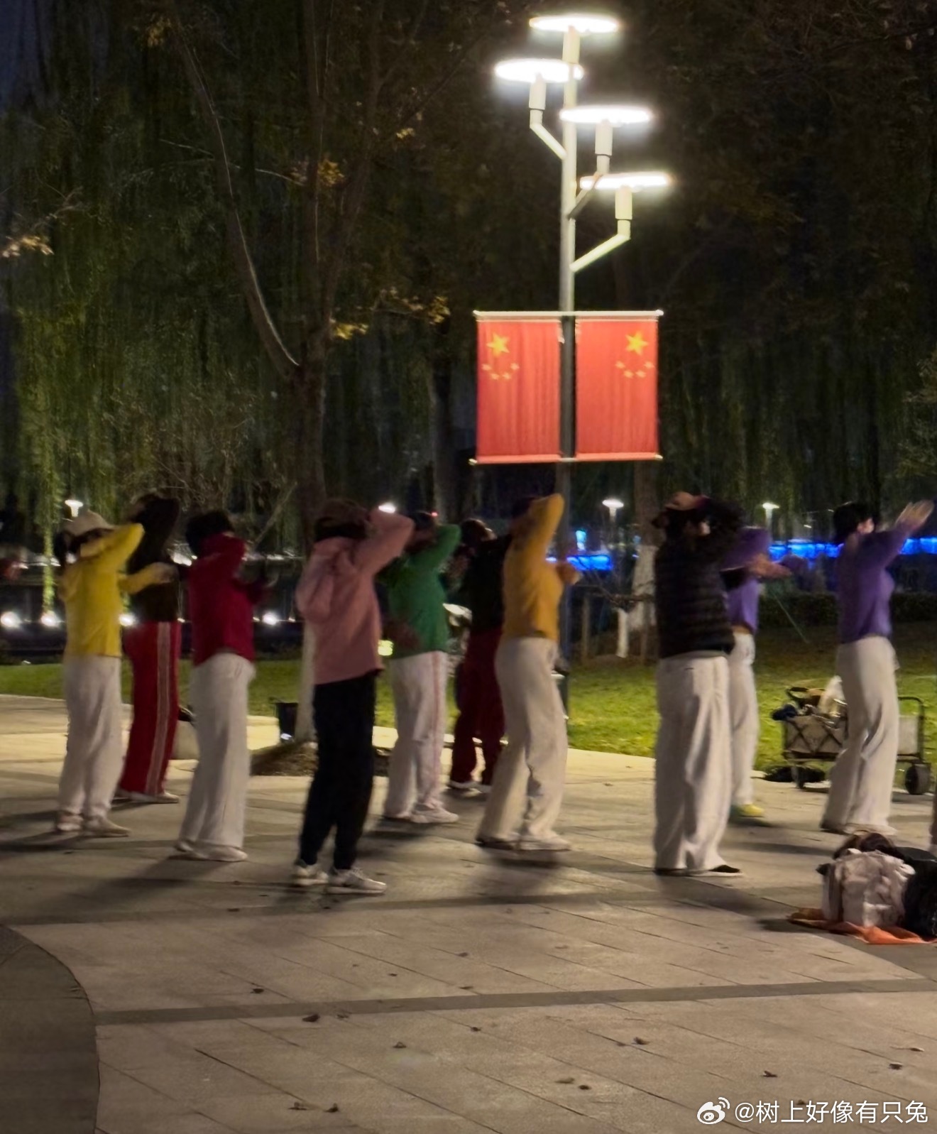 建议年轻人也去学广场舞别总闷在家刷手机，广场舞节奏轻快氛围感拉满，既能舒展筋骨锻