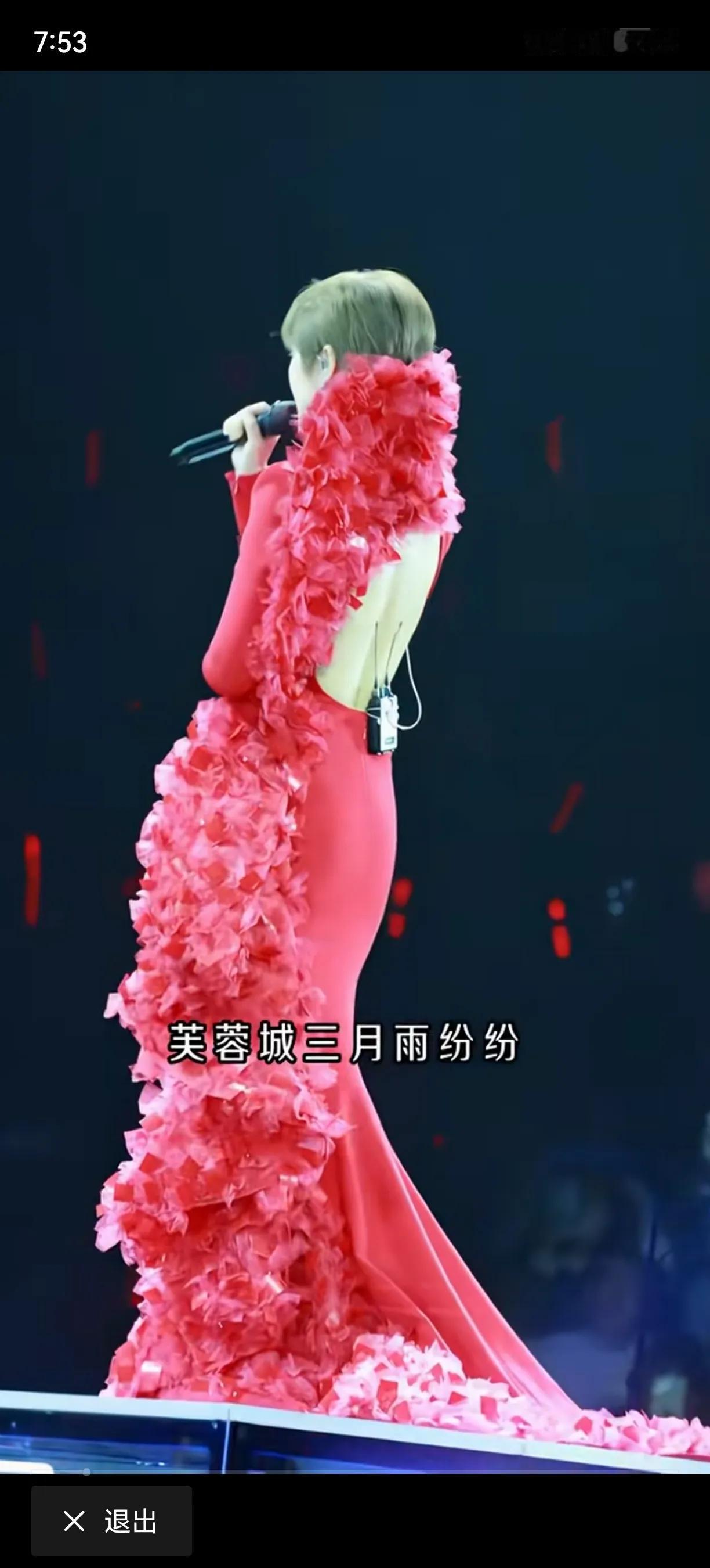 这背影也太美了吧，终于有女人味了。