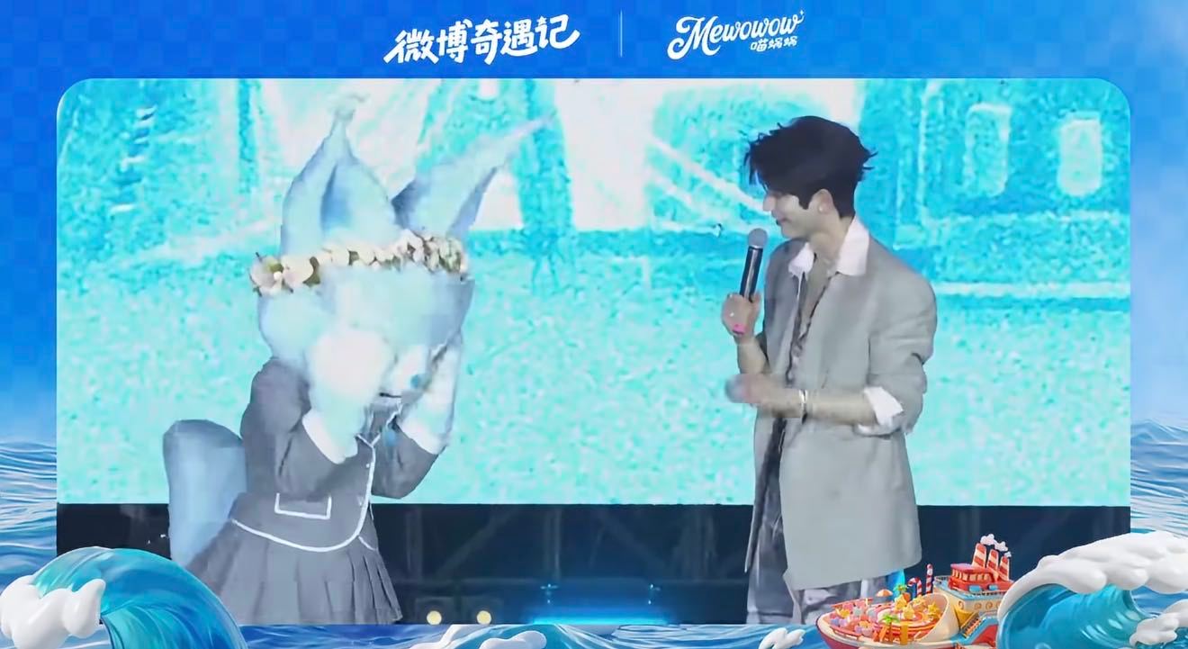 张凌赫好会端水张凌赫摸喵娲娲的头粉丝吃醋了 喵小水上演假哭小戏码，温柔上线摸摸猫
