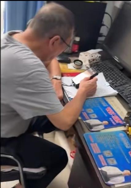 江苏连云港，男子趁中秋节放假，赶紧抽时间去医院做检查，他去拍CT时，发现医生在上
