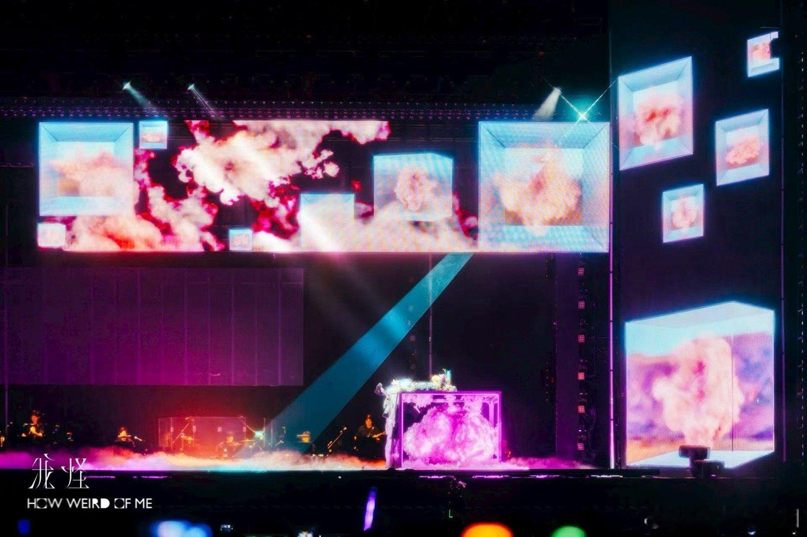 内娱演唱会平躺唱歌第一人 别人躺赚，躺唱！🛌🎤 深圳演唱会夜，她一躺开嗓就是