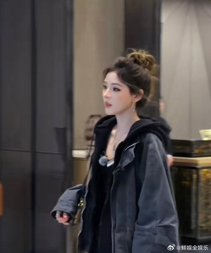 张予曦耳环消失术谁还没被张予曦的耳环消失术笑到，不是没戴，是美得让人看不见配饰。