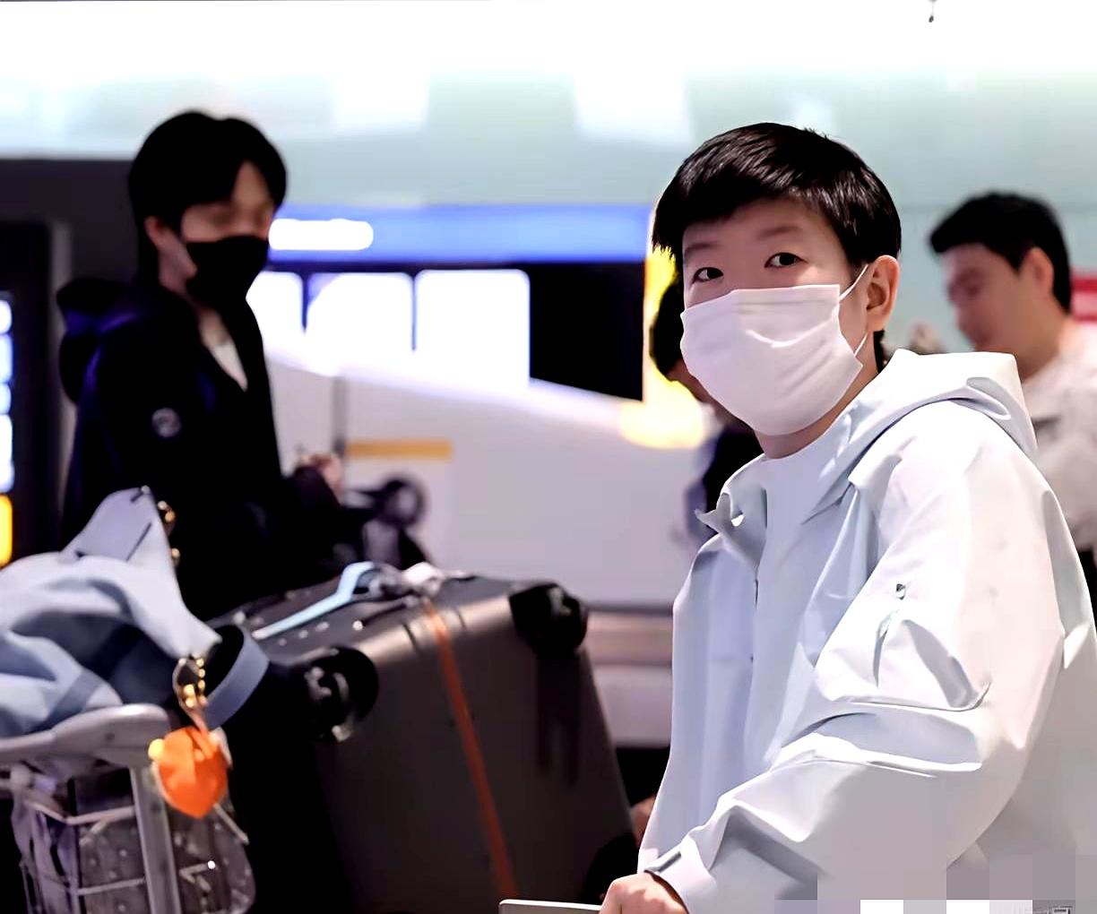 真奇怪，曾无话不说的队友，现在连正常交流都变得小心翼翼。
 

曾经的“两小只”