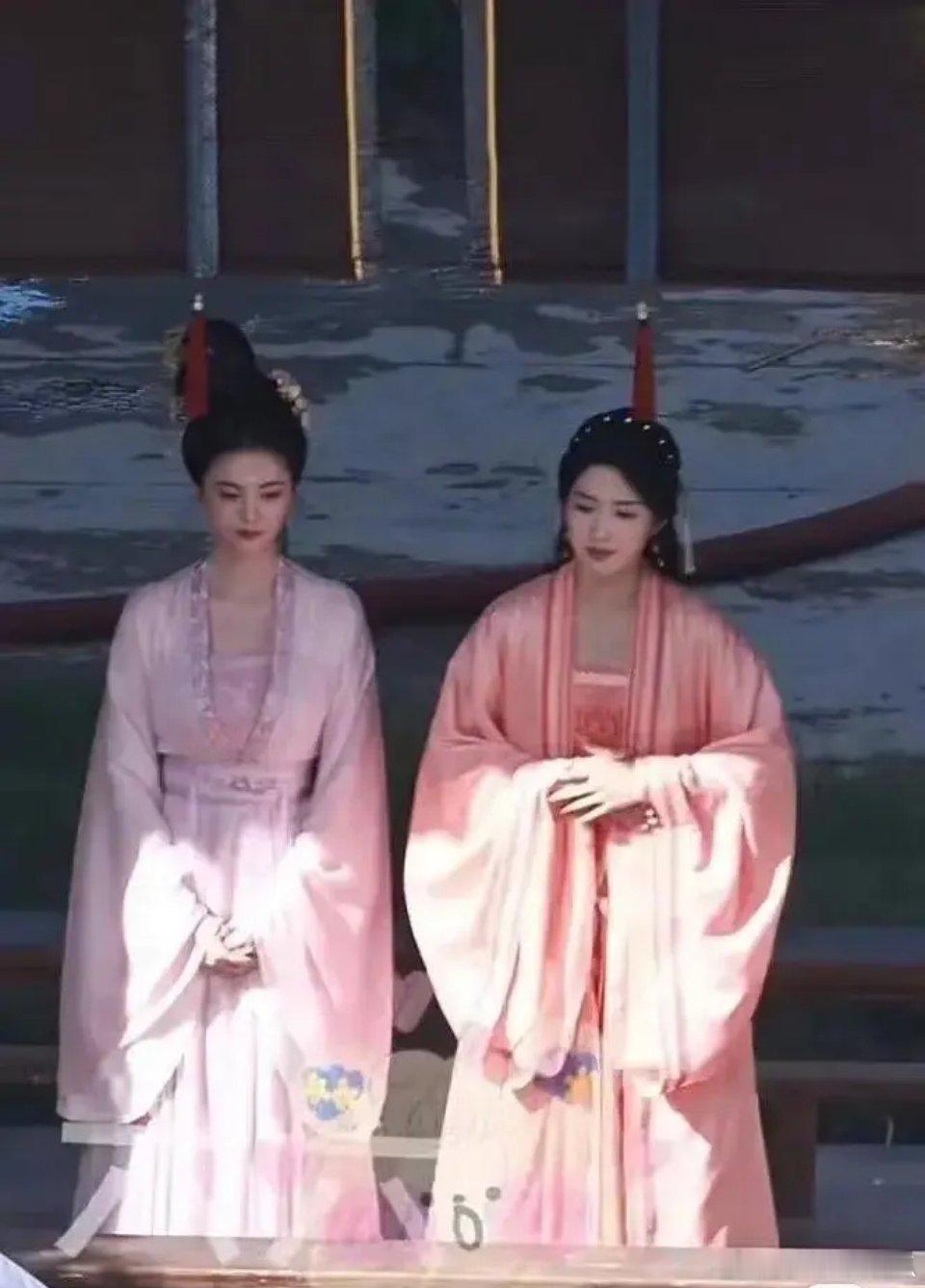 一直觉得卢昱晓这套造型完全就是在复刻云之羽里面上官浅的战袍 ​​​