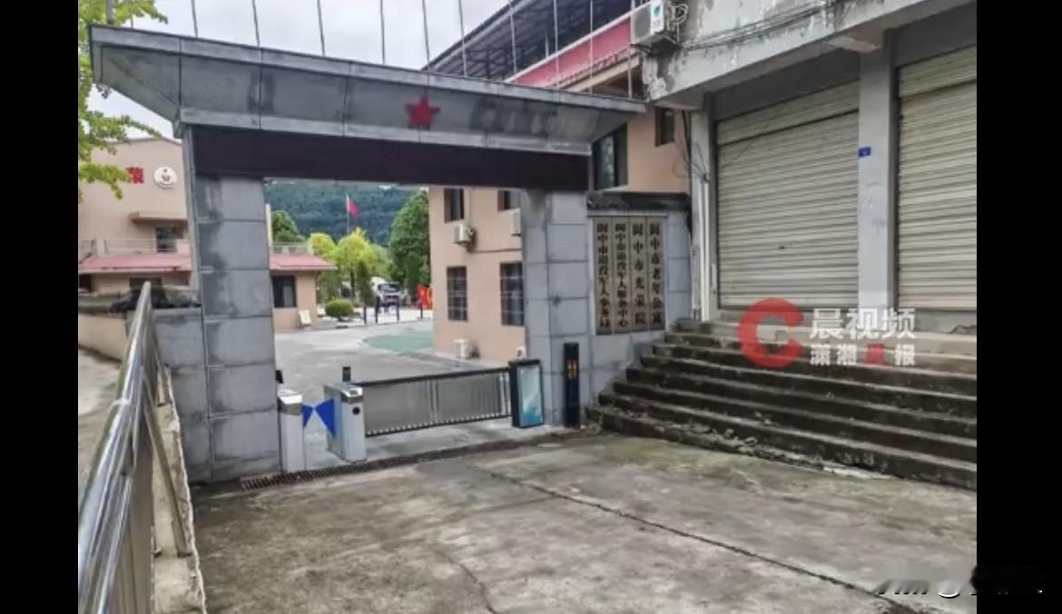 四川阆中85岁的郑大爷，三年前住进养老院，每月缴纳 4000元，是特级护理。老人