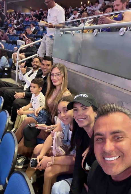 库尼亚和卡塞米罗一家去美国观看NBA 