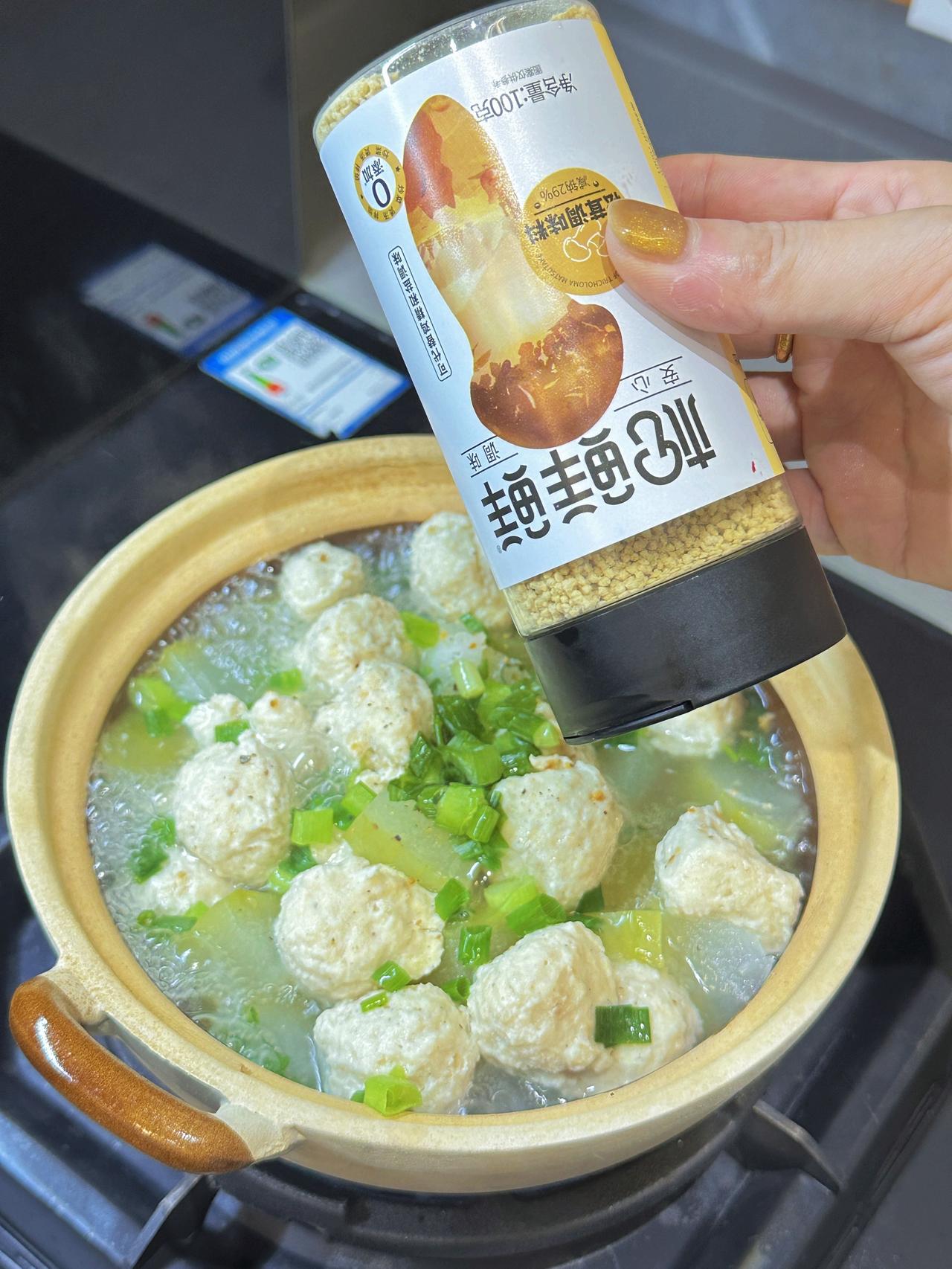 管理期清水煮菜，做汤只要放上他就很鲜，都不用再放盐了，关键配料表真的很干净！全部